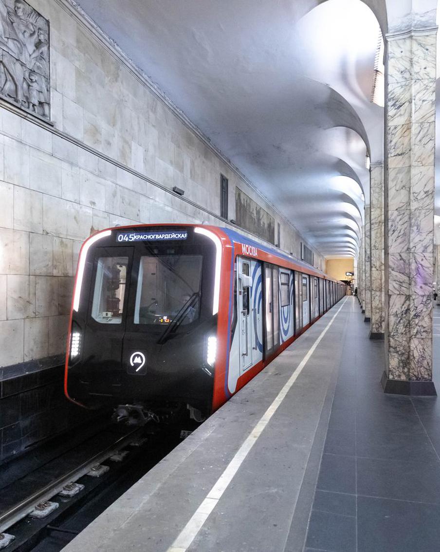 Созданные при помощи нейроголоса сообщения появились в нескольких поездах на Замоскворецкой линии. Технология позволяет обеспечить единое звучание на всех линиях метро на долгие годы