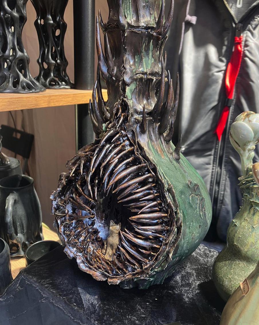 Фантастическая ваза за 27 тыс. рублей выглядит довольно готично. 