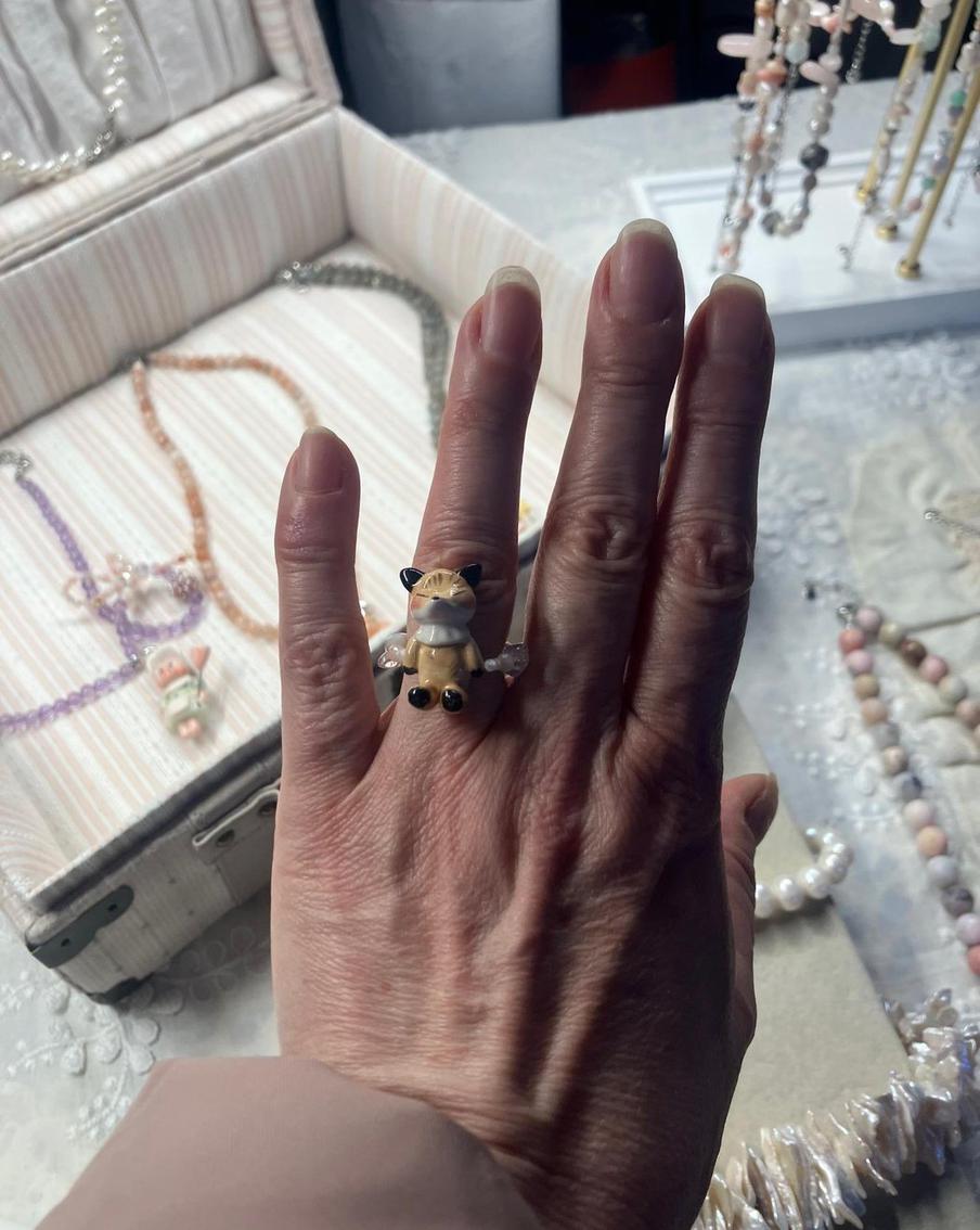 Есть кольца с шиной из бисера и "камушком"-лисичкой. 