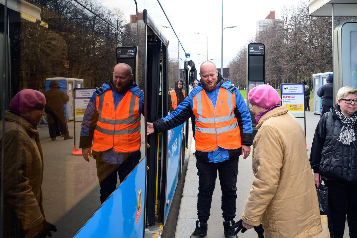 Сотрудники Организатора перевозок помогали гражданам в пасхальные праздники.