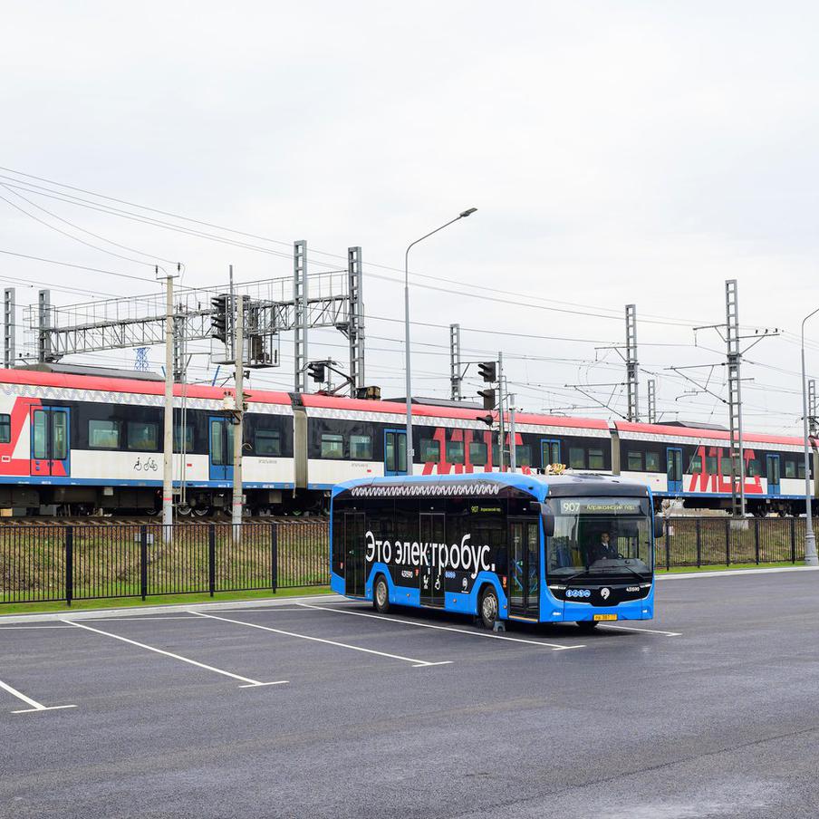 С 25 апреля изменятся маршруты наземного транспорта в разных округах столицы. 25 апреля скорректируют работу 18 маршрутов автобусов и электробусов. Новые направления появятся в том числе в ТиНАО – часть маршрутов объединят, а некоторые начнут курсировать по обновлённым трассам