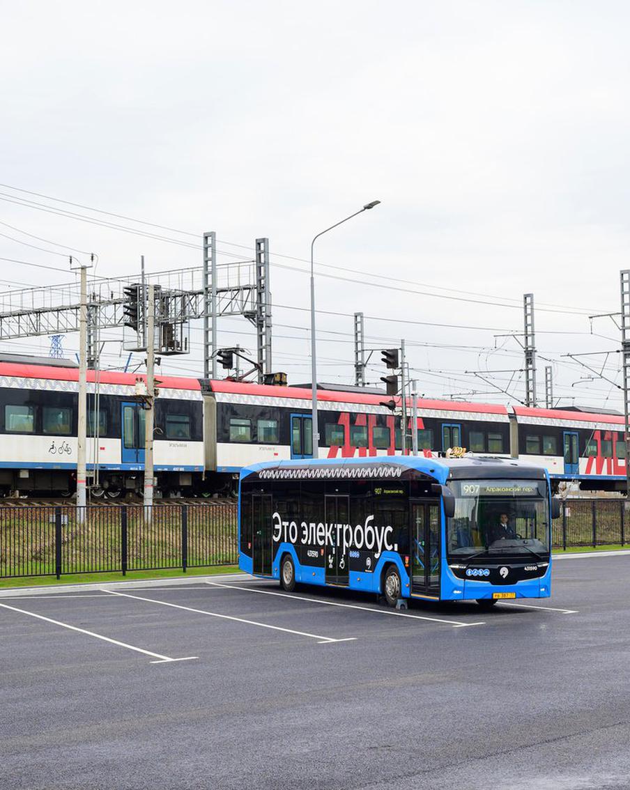 С 25 апреля изменятся маршруты наземного транспорта в разных округах столицы. 25 апреля скорректируют работу 18 маршрутов автобусов и электробусов. Новые направления появятся в том числе в ТиНАО – часть маршрутов объединят, а некоторые начнут курсировать по обновлённым трассам