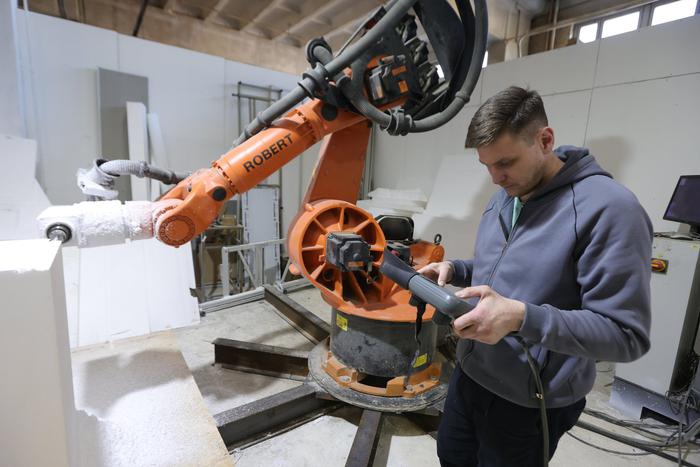 Роботы-скульпторы и ювелирная 3D-печать: чем в Москве удивили финалисты "Академии инноваторов"