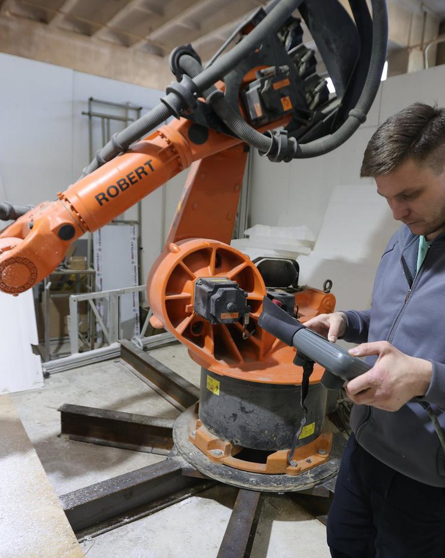 Роботы-скульпторы и ювелирная 3D-печать: чем в Москве удивили финалисты "Академии инноваторов"