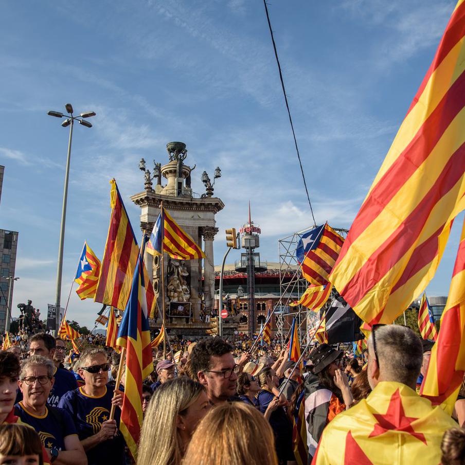 Премьер Испании назвал Каталонию страной во время выступления в парламенте. Глава испанского правительства Педро Санчес в ходе дискуссии об иммиграции в конгрессе депутатов заявил, что сделает "Испанию и Каталонию лучшими странами". Это вызвало резонанс, поскольку регион является автономным сообществом, а не суверенным государством. Сам Санчес уже допускал подобные формулировки в 2025 году