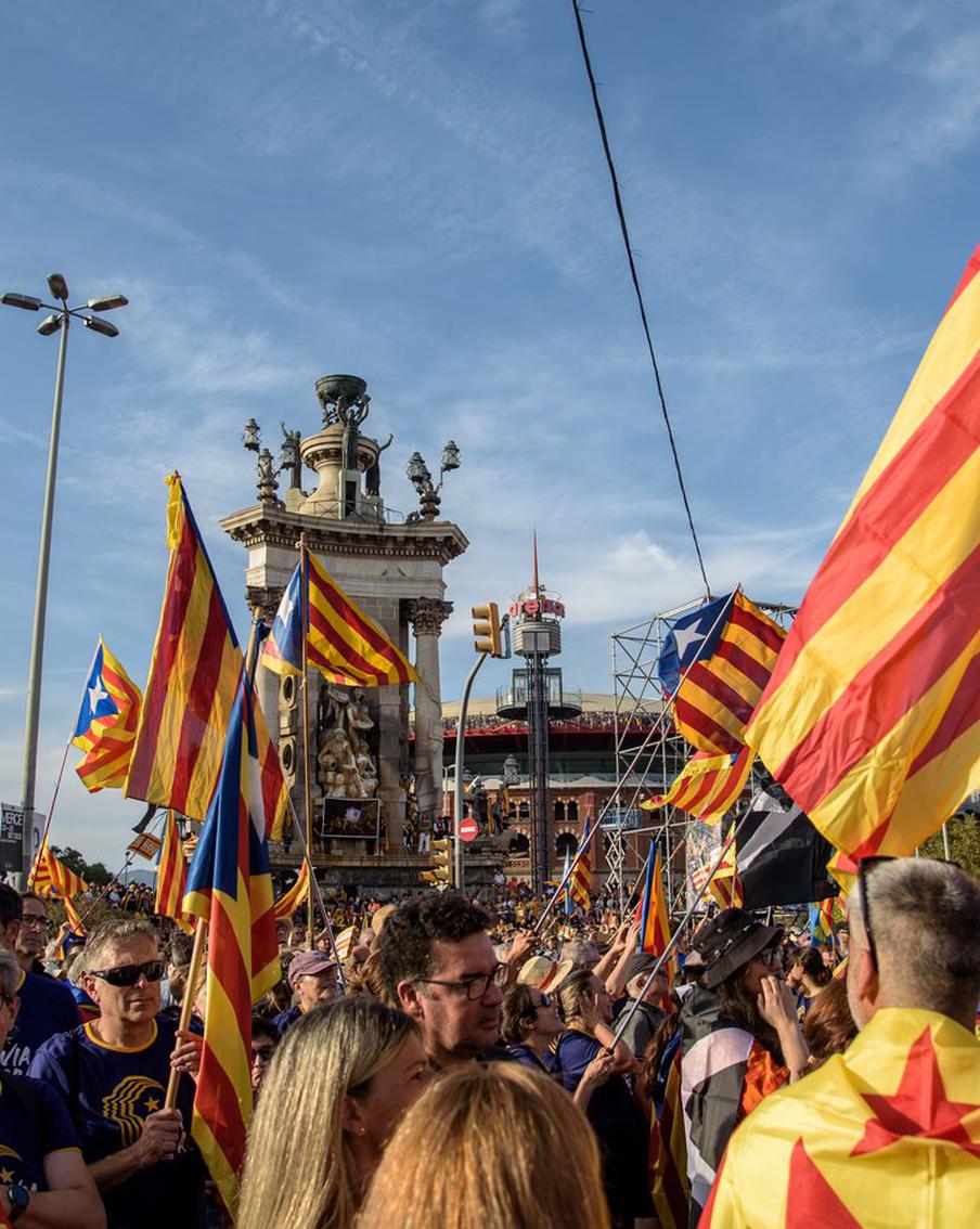 Премьер Испании назвал Каталонию страной во время выступления в парламенте. Глава испанского правительства Педро Санчес в ходе дискуссии об иммиграции в конгрессе депутатов заявил, что сделает "Испанию и Каталонию лучшими странами". Это вызвало резонанс, поскольку регион является автономным сообществом, а не суверенным государством. Сам Санчес уже допускал подобные формулировки в 2025 году