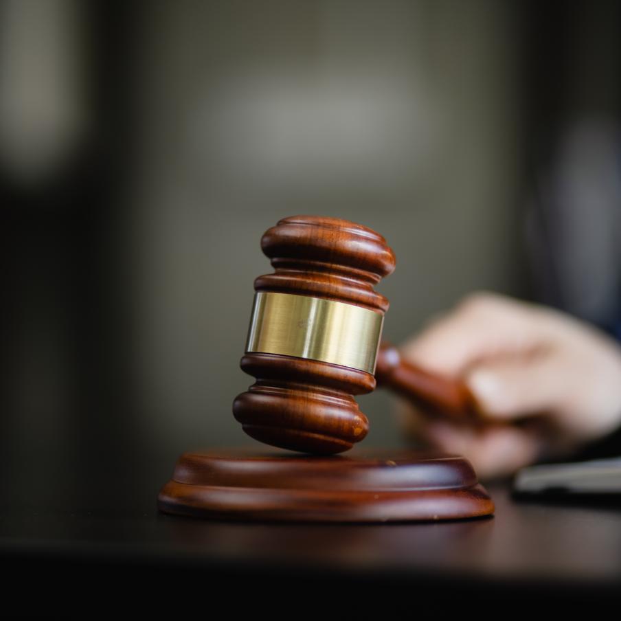 Суд Воронежа оставил под стражей учителя физкультуры по делу о развращении детей. Левобережный районный суд Воронежа принял решение оставить под стражей педагога школы номер 104. Учителя физкультуры подозревают в совершении развратных действий в отношении несовершеннолетних воспитанниц учебного заведения