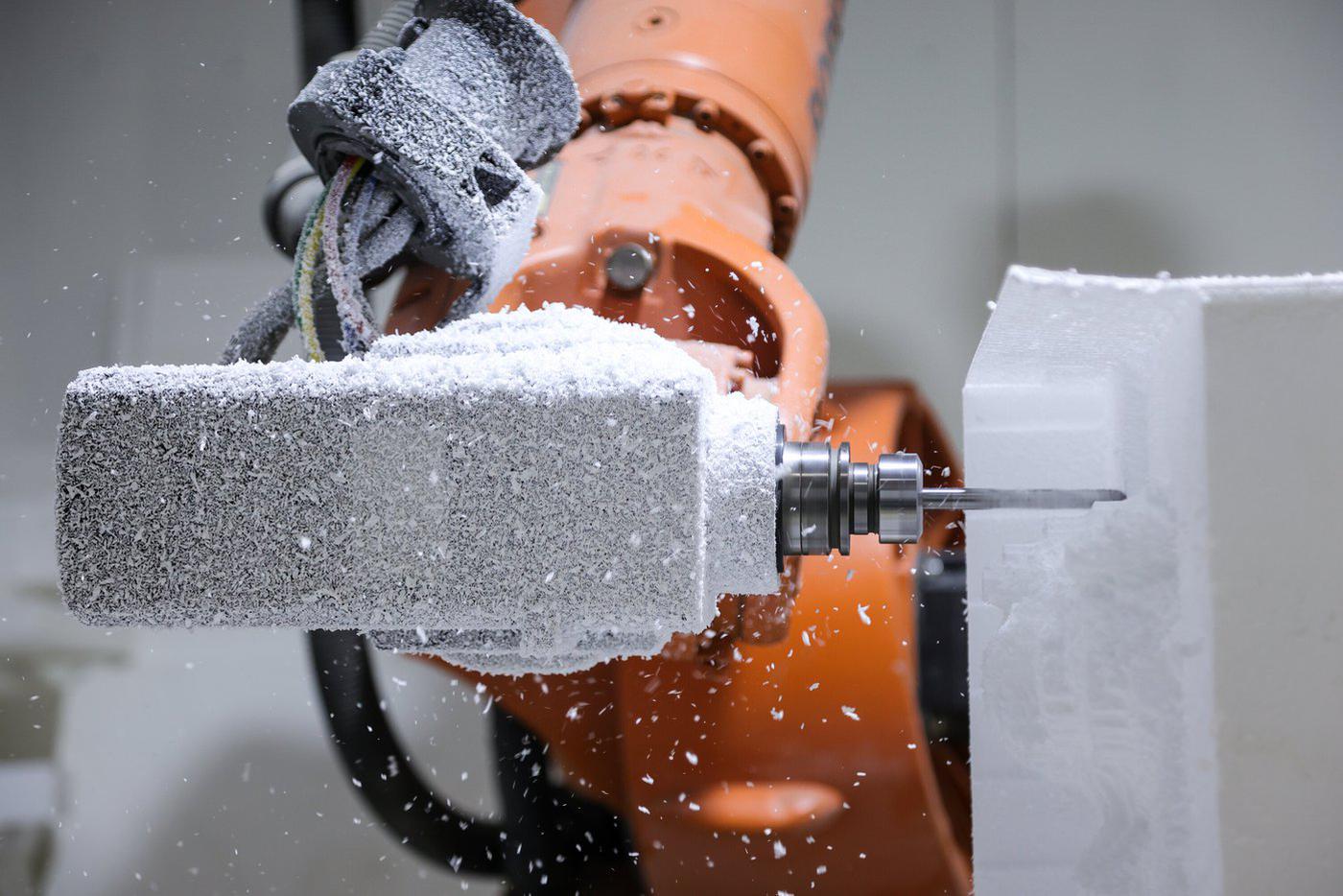 Все в пуху, снегу, пенопласте – сразу и не разберёшь.