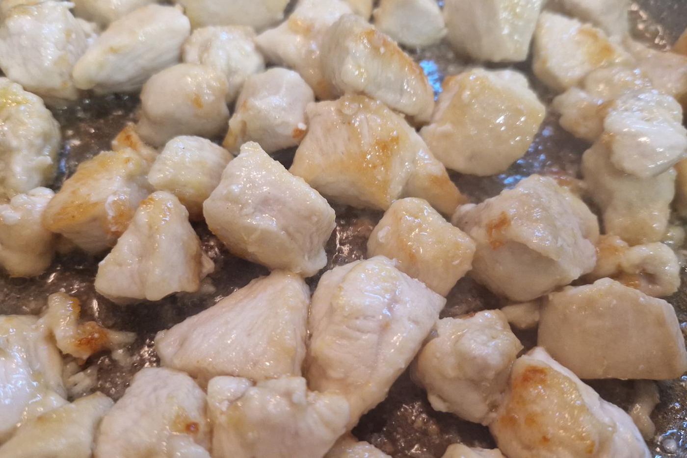 Курицу нужно обвалять в муке и обжарить на отдельной сковородке.