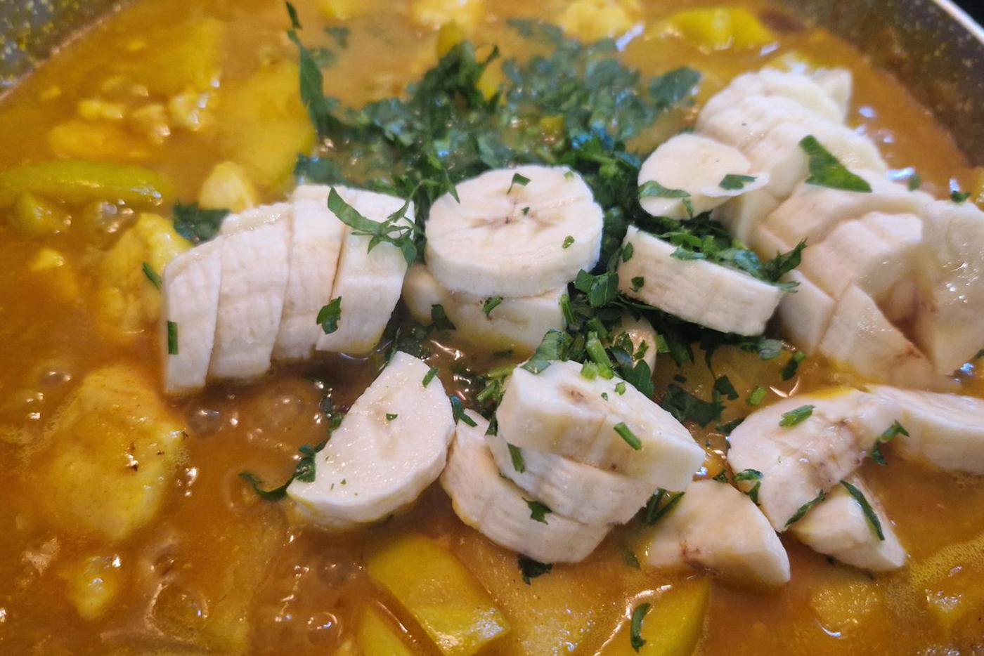 Бананы и петрушку добавляем за 5-7 минут до готовности.