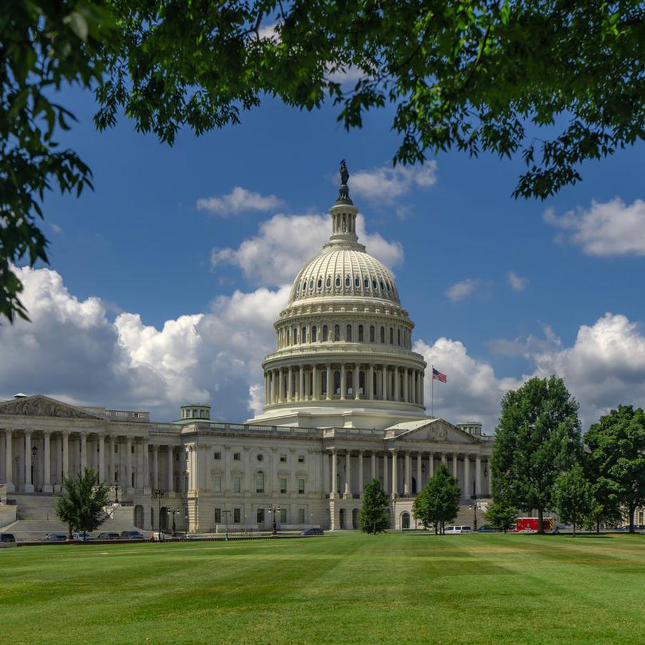 В стане республиканцев США назрел большой разлад из-за войны с Ираном. Сенаторы Лиса Мурковски, Том Тиллис, Сьюзан Коллинз и Джон Кёртис настаивают на голосовании о продлении военных полномочий президента, когда в мае истечёт 60-дневный срок по закону 1973 года. Однако лидер большинства Джон Тун пока не планирует выносить резолюцию на голосование, опасаясь политических рисков перед промежуточными выборами