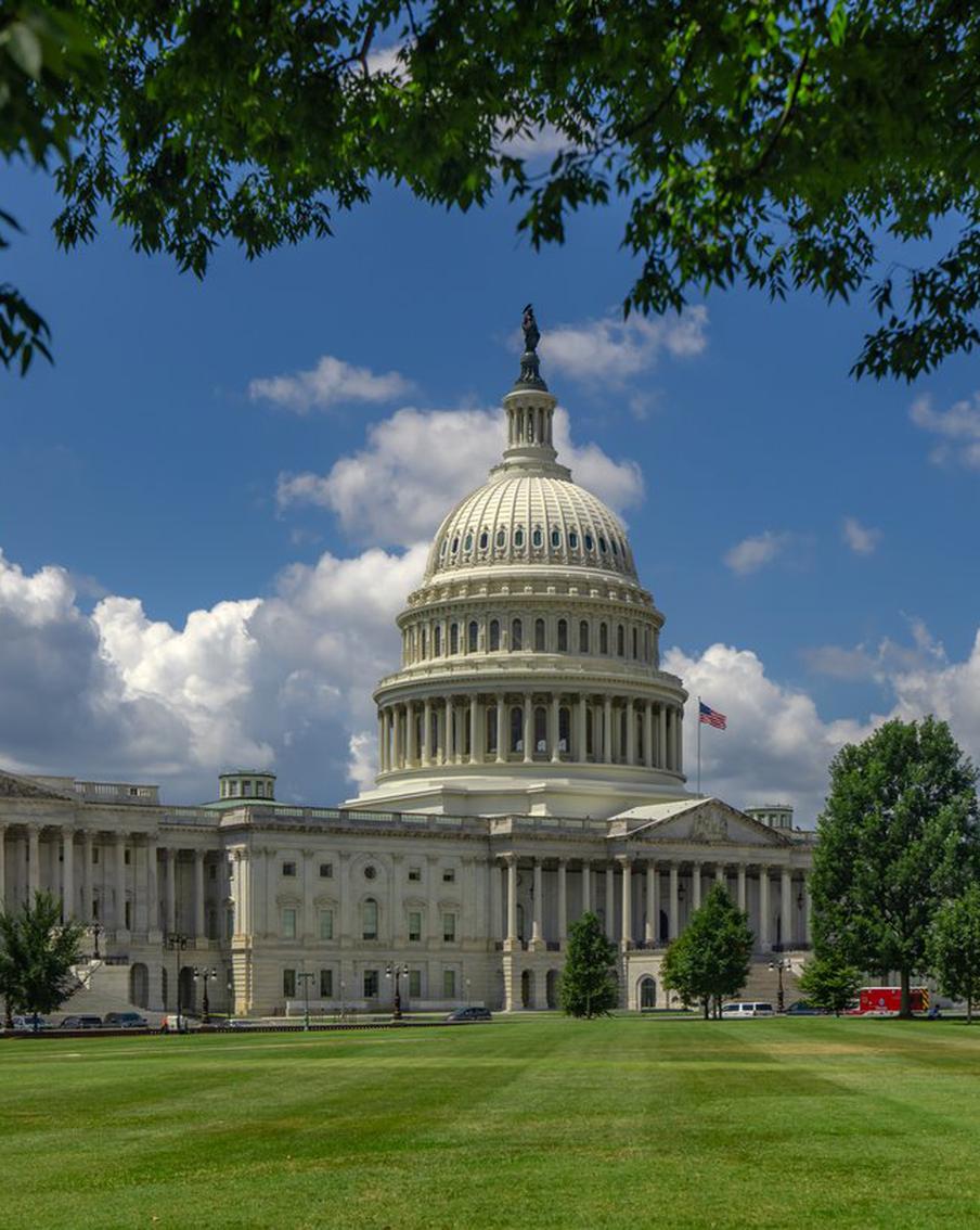 В стане республиканцев США назрел большой разлад из-за войны с Ираном. Сенаторы Лиса Мурковски, Том Тиллис, Сьюзан Коллинз и Джон Кёртис настаивают на голосовании о продлении военных полномочий президента, когда в мае истечёт 60-дневный срок по закону 1973 года. Однако лидер большинства Джон Тун пока не планирует выносить резолюцию на голосование, опасаясь политических рисков перед промежуточными выборами