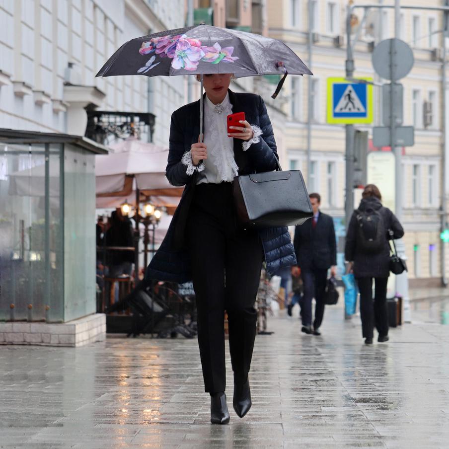 Синоптики спрогнозировали дожди в Москве в выходные. В подмосковных населённых пунктах, таких как Одинцово, Подольск, Люберцы, Видное и Домодедово, температура и погодные условия будут схожими со столичными