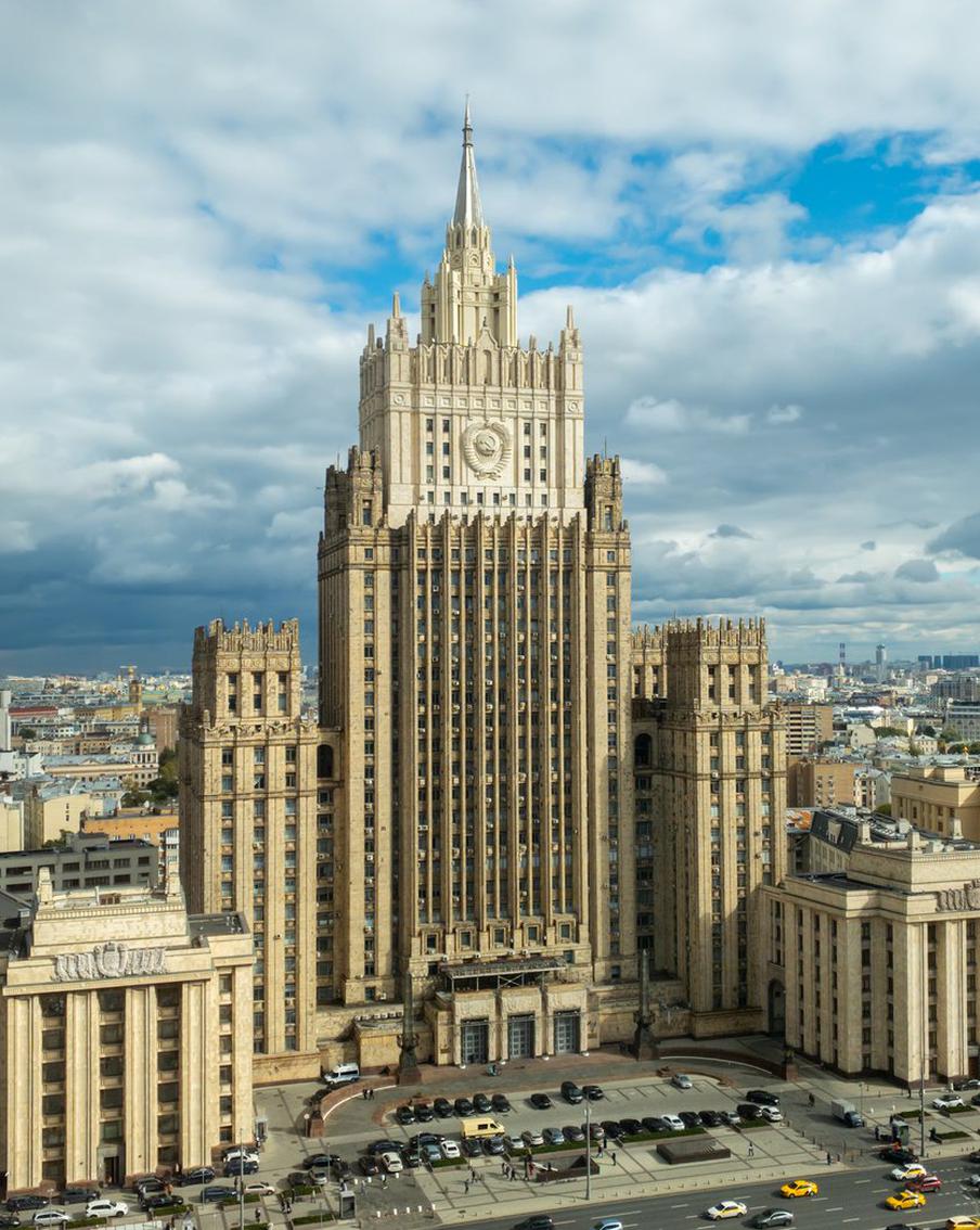 В МИД РФ заявили о серьёзном отношении к планам милитаризации Германии. Замглавы МИД России Дмитрий Любинский назвал милитаризацию ФРГ "заявкой Берлина на лидерские функции в Европе". Он подчеркнул, что даже не все ближайшие соседи Германии однозначно воспринимают её военные амбиции. В Москве эти планы считают абсолютно серьёзными