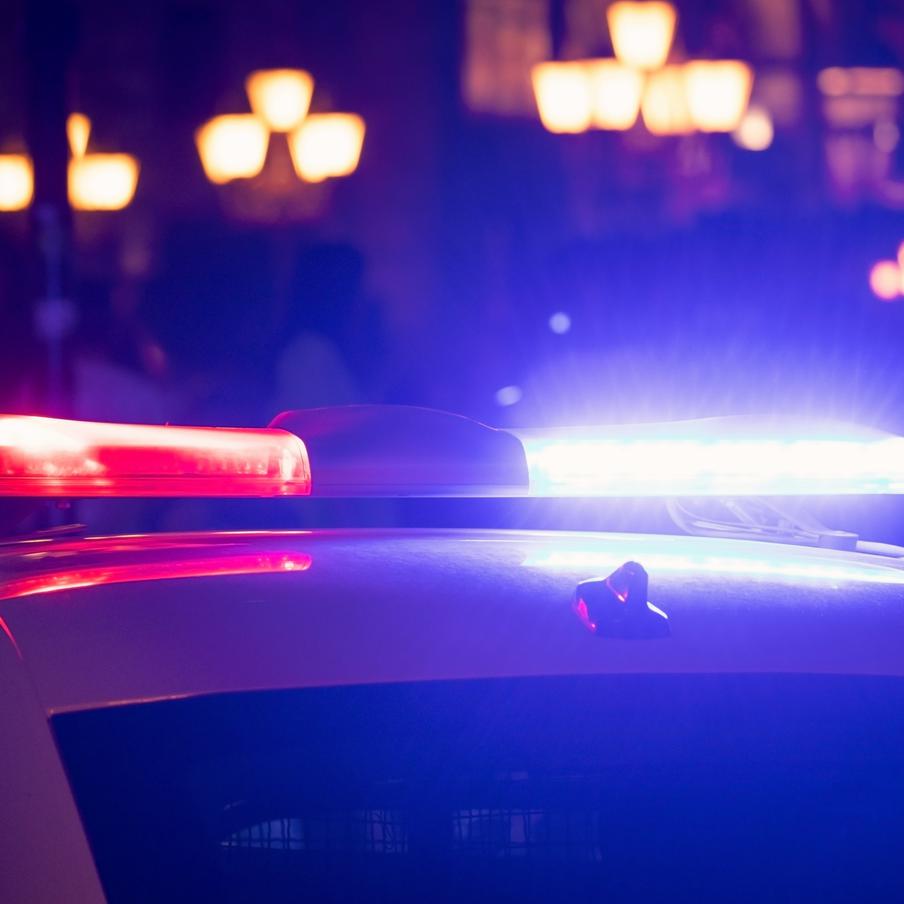 В Омске спустя месяц после нападения бойцового пса скончалась избитая женщина. Трагедия произошла в конце марта во дворе дома на улице 21-й Амурской. Нетрезвый мужчина избил 35-летнюю омичку и натравил на неё стаффордширского терьера. От госпитализации женщина отказалась, сославшись на домашних питомцев, а спустя месяц её тело нашли в квартире. Следствие проверяет связь смерти с полученными травмами