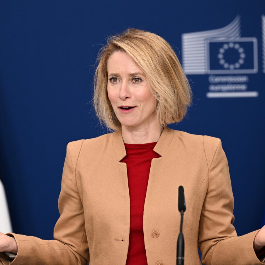 В Евросоюзе рассказали о работе над 21-м пакетом санкций против России. По словам главы европейской дипломатии Каи Каллас, лидеры стран ЕС теперь имеют возможность заново пересмотреть некоторые "красные линии", мешавшие применять новые рестрикции