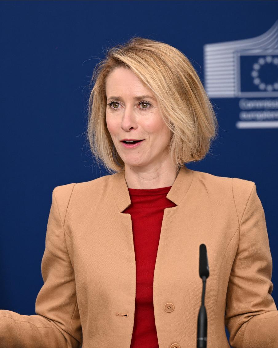 В Евросоюзе рассказали о работе над 21-м пакетом санкций против России. По словам главы европейской дипломатии Каи Каллас, лидеры стран ЕС теперь имеют возможность заново пересмотреть некоторые "красные линии", мешавшие применять новые рестрикции