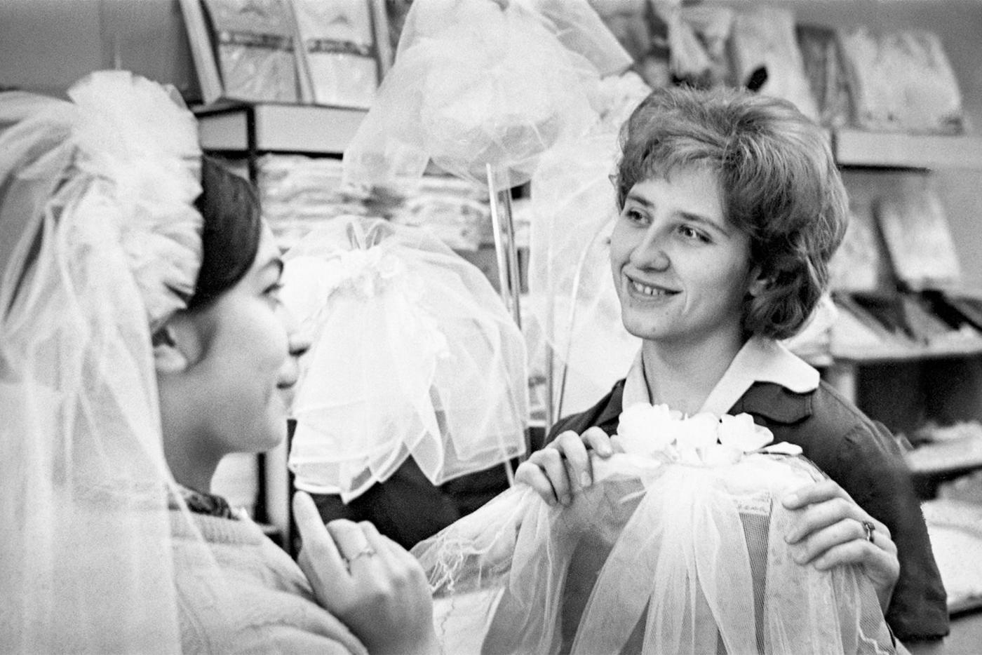 Выставка "И появилось счастье..." расскажет о том, как москвичи сочетались браком в течение последних ста лет.