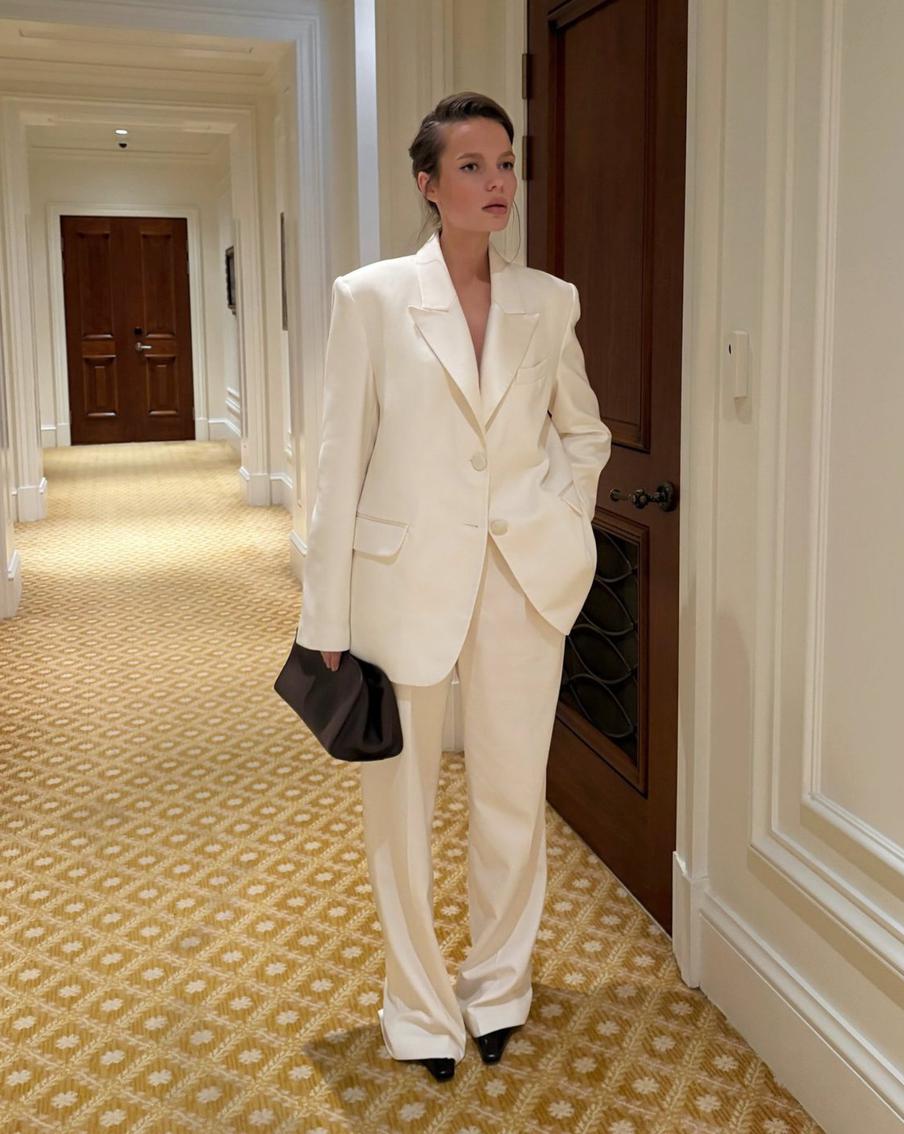 Брючный костюм – неочевидно, но очень стильно.