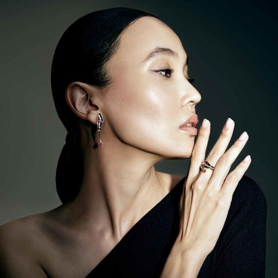 Коллекция задумана как универсальная капсула: украшения легко комбинируются между собой – от лаконичных повседневных образов до вечерних выходов.