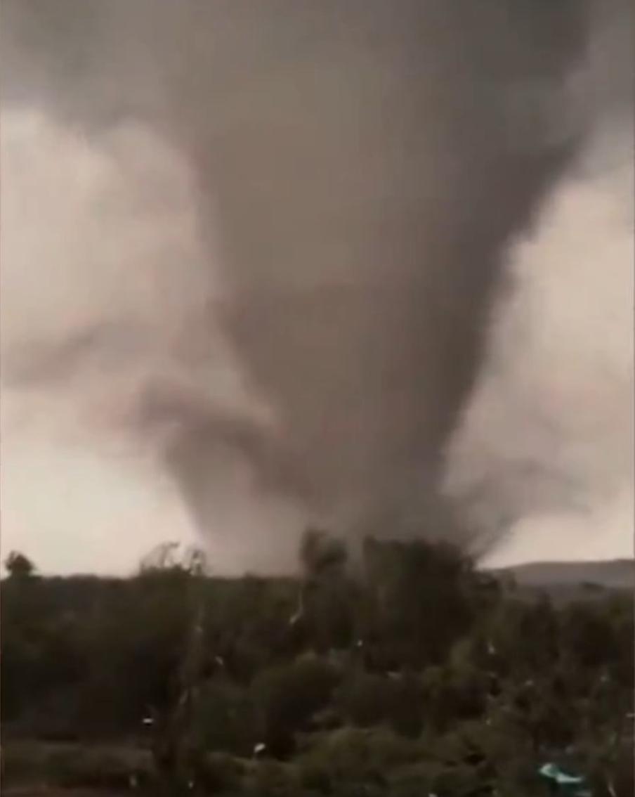 Мощный торнадо прошёл по базе ВС США в Оклахоме и разрушил жилые дома. Один из городских кварталов полностью уничтожен. Некоторые жители оказались заблокированы внутри своих домов и транспортных средств