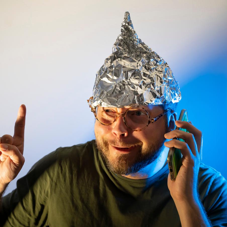 Свыше половины россиян верят хотя бы в одну "теорию заговора". Общероссийский опрос был проведён центром изучения общественного мнения "Знание" по телефону в апреле 2026 года. В нём приняло участие 1,6 тысячи человек из более чем 80 регионов страны