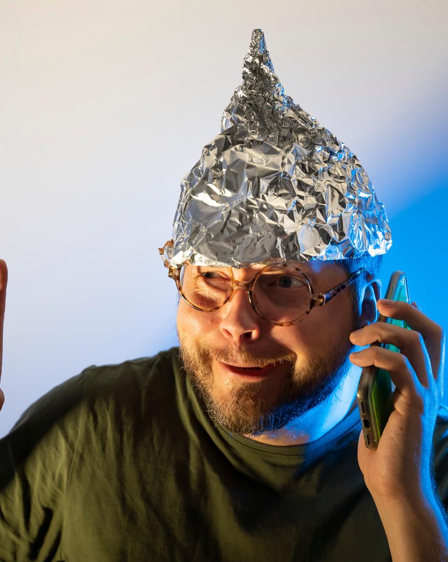 Свыше половины россиян верят хотя бы в одну "теорию заговора". Общероссийский опрос был проведён центром изучения общественного мнения "Знание" по телефону в апреле 2026 года. В нём приняло участие 1,6 тысячи человек из более чем 80 регионов страны