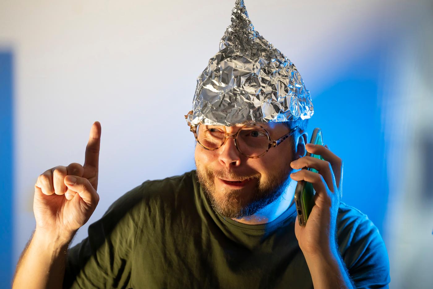 Свыше половины россиян верят хотя бы в одну "теорию заговора"