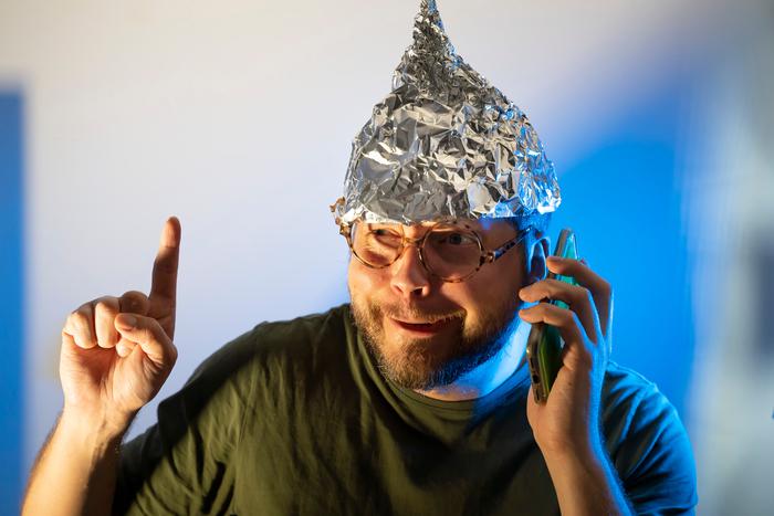 В какие теории заговора верят россияне