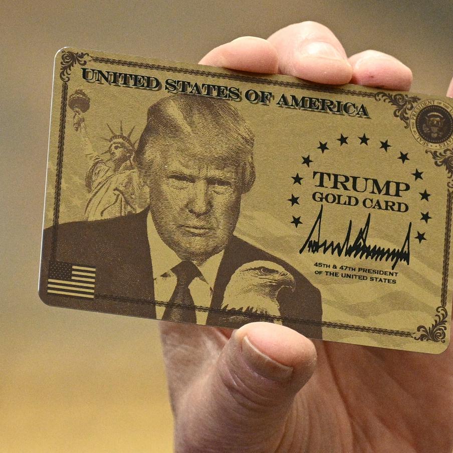 Лишь один человек получил "Золотую карту" Дональда Трампа. При этом сейчас на неё претендуют ещё несколько сотен кандидатов, которые проходят все необходимые проверки и бюрократические этапы