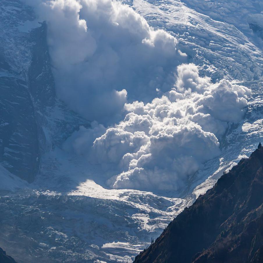 Под лавиной в Бурятии оказались семь туристов, трое ранены. Незарегистрированная группа совершала восхождение к пику Конституции, когда на перевале сошла снежная масса. Трое членов группы, находившихся в стороне, получили травмы, но смогли сообщить о случившемся по рации. Судьба остальных четверых пока неизвестна – предположительно, они остались под завалами