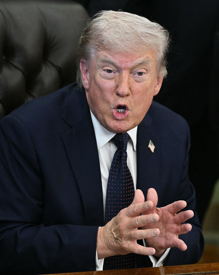 Трамп оценил возможность ядерного удара по Ирану. В разговоре с журналистами президент США также повторил свои предыдущие утверждения о том, что Военно-морские силы, Военно-воздушные силы и системы противовоздушной обороны Ирана "уничтожены целиком"