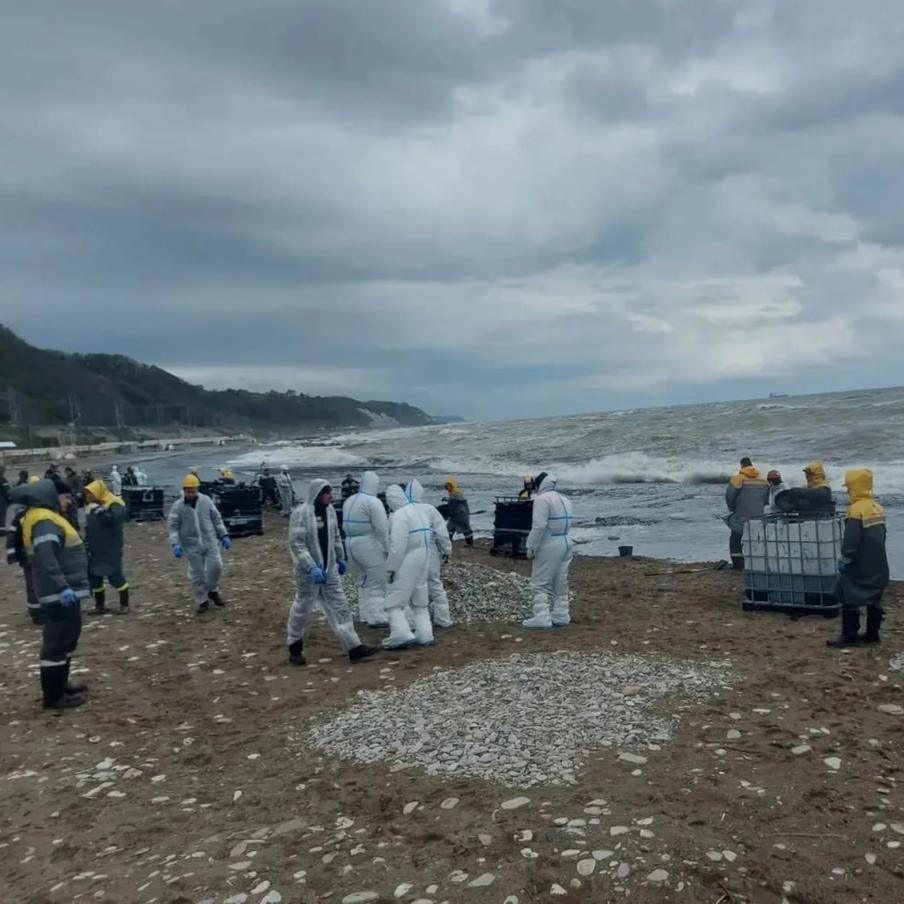 Нефтепродукты из реки Туапсе попали в Чёрное море. В ликвидации последствий задействованы 66 человек и 14 единиц техники, два плавсредства, две нефтесборные установки