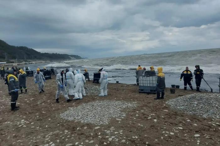 Нефтепродукты из реки Туапсе оказались в Чёрном море