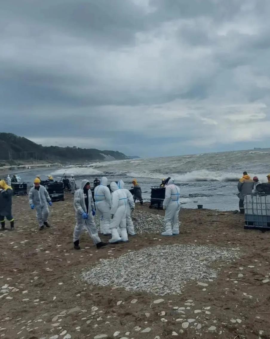 Нефтепродукты из реки Туапсе попали в Чёрное море. В ликвидации последствий задействованы 66 человек и 14 единиц техники, два плавсредства, две нефтесборные установки