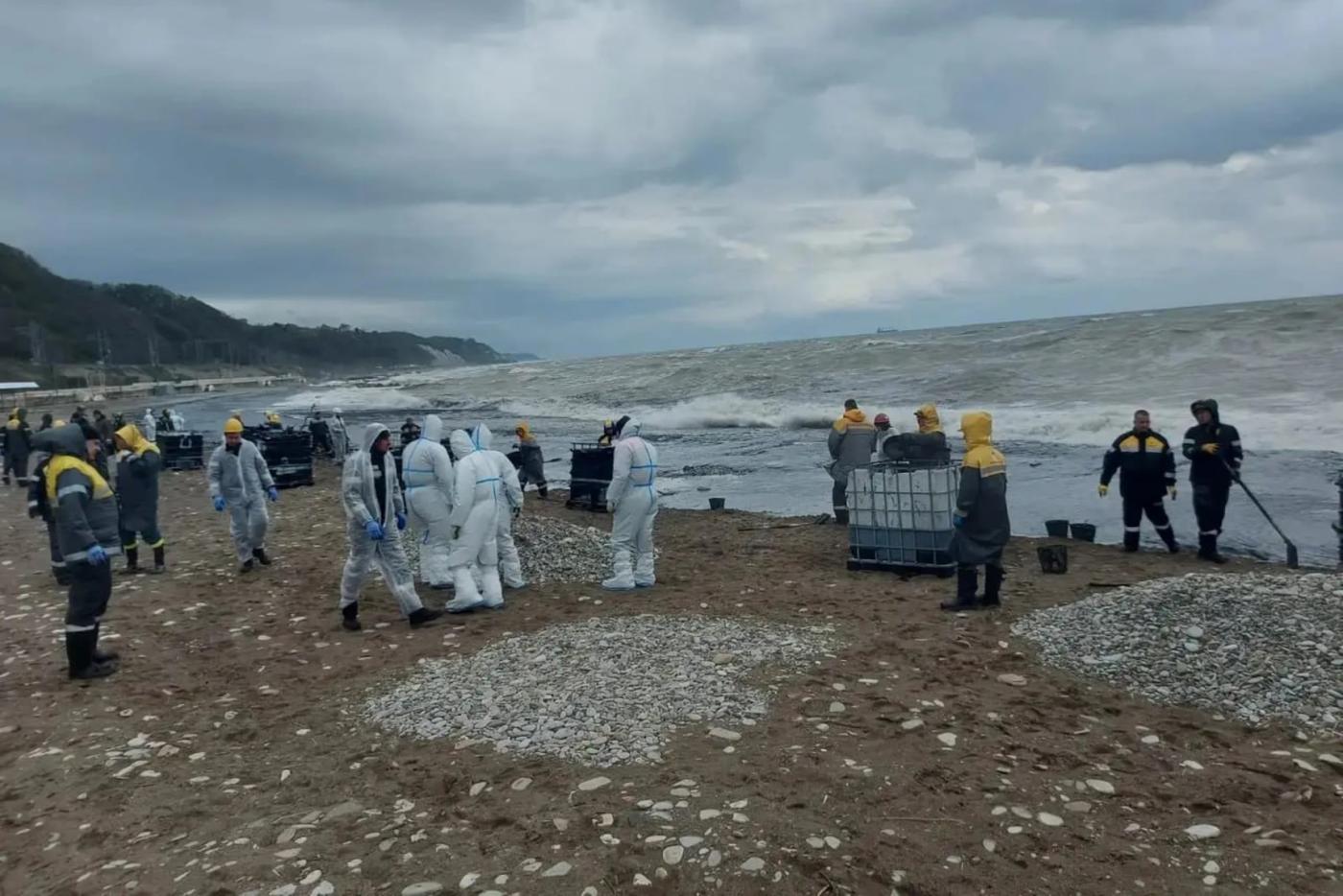 Нефтепродукты из реки Туапсе попали в Чёрное море