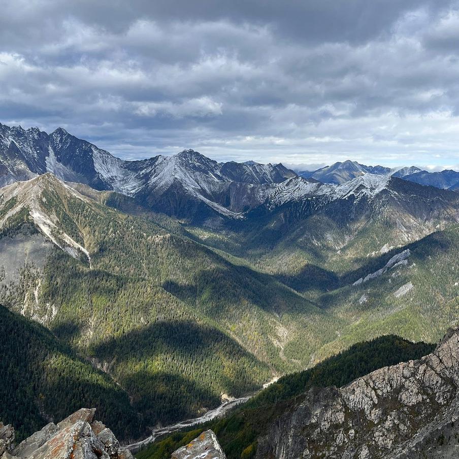В Бурятии возобновили поиски попавших под лавину на Мунку-Сардыке туристов. Спасатели возобновили поисковую операцию в районе схода лавины около Мунку-Сардыка, где ранее пропали трое туристов
