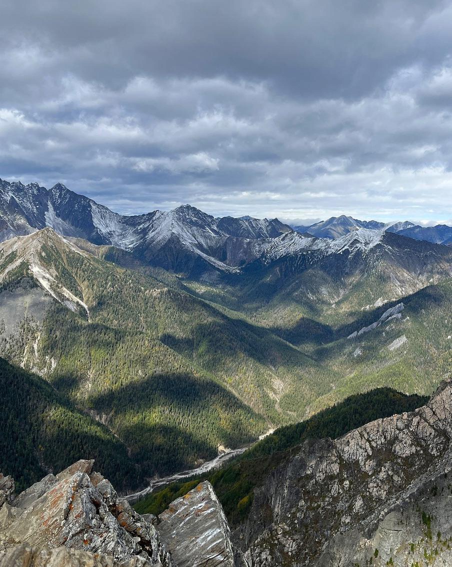 В Бурятии возобновили поиски попавших под лавину на Мунку-Сардыке туристов. Спасатели возобновили поисковую операцию в районе схода лавины около Мунку-Сардыка, где ранее пропали трое туристов