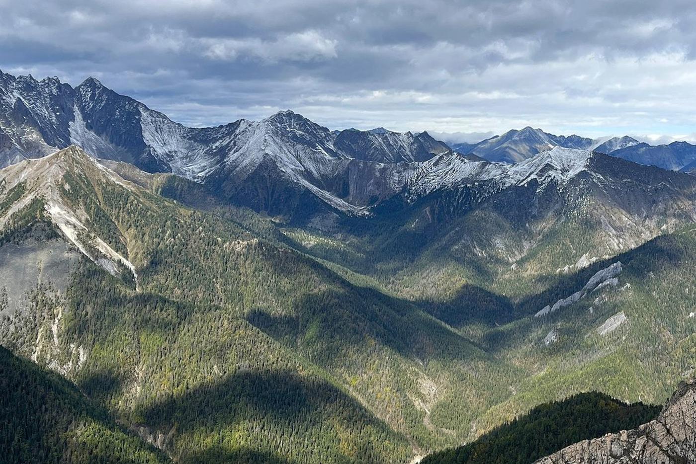 Спасатели возобновили поиски пропавших у Мунку-Сардыка туристов