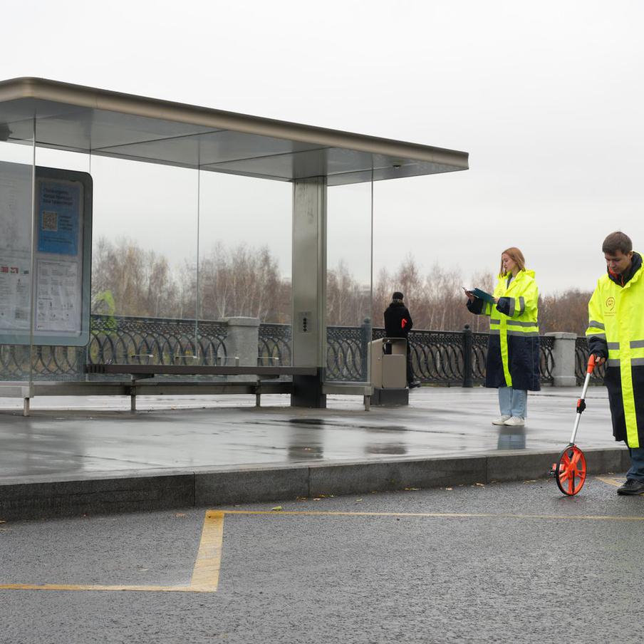 Сделали городские остановки более удобными. Более сотни изменений в работе столичных остановок смогли сделать их ещё удобнее для пассажиров. Кроме того, было добавлено около 20 остановочных пунктов