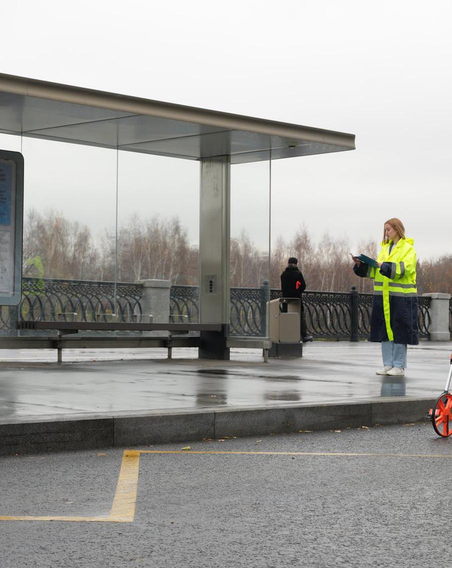Сделали городские остановки более удобными. Более сотни изменений в работе столичных остановок смогли сделать их ещё удобнее для пассажиров. Кроме того, было добавлено около 20 остановочных пунктов