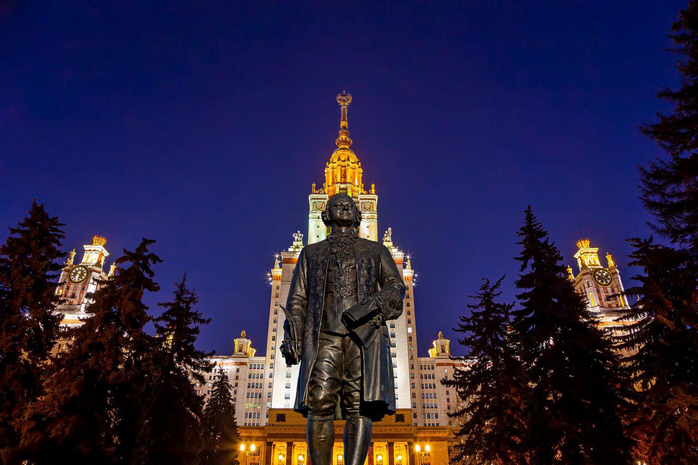 Путин разрешил вдовам участников СВО получать высшее образование бесплатно