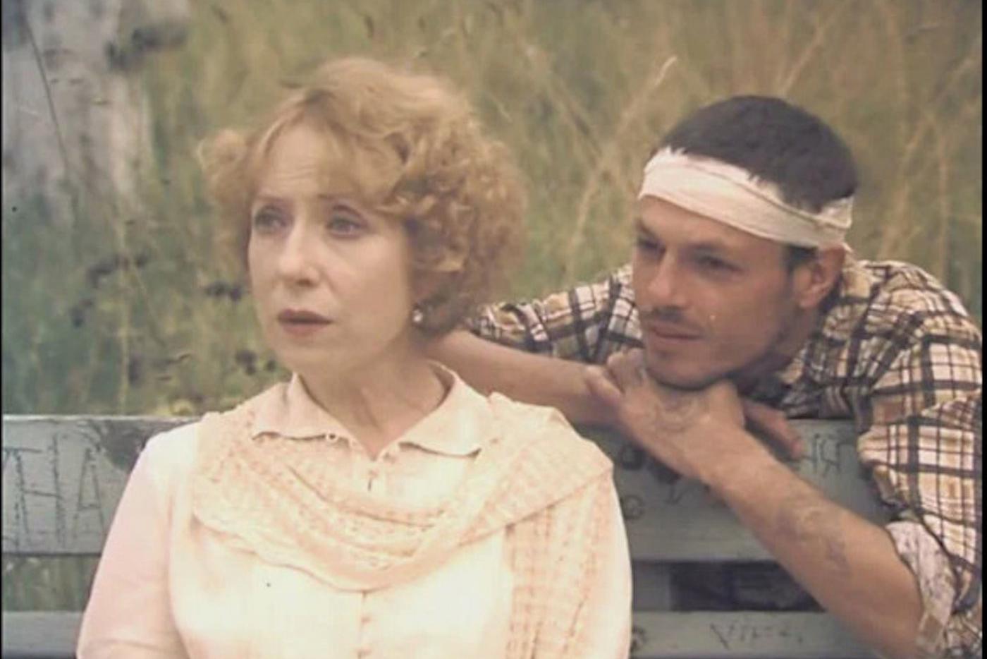 Инна Чурикова и Игорь Скляр сыграли пару, которая находит долгожданную любовь в месте, не предназначенном для жизни.