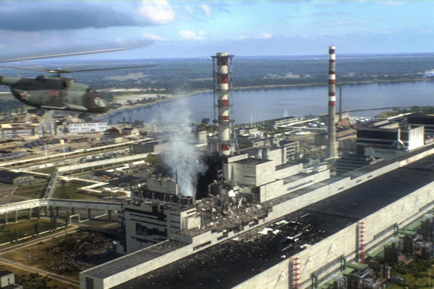 В сериале "Мотыльки" на фоне страшной катастрофы между героями вспыхивает любовь.