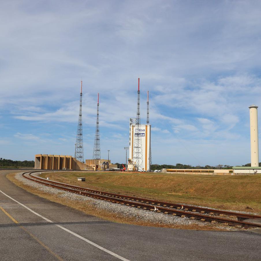 На космодроме Куру демонтирован стартовый комплекс для российских "Союзов". Российские ракеты "Союз-СТ" больше нельзя запускать с французского космодрома Куру в Южной Америке. Специалисты демонтировали расположенный там стартовый комплекс