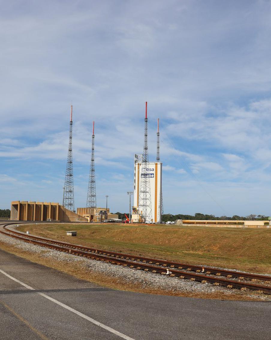 На космодроме Куру демонтирован стартовый комплекс для российских "Союзов". Российские ракеты "Союз-СТ" больше нельзя запускать с французского космодрома Куру в Южной Америке. Специалисты демонтировали расположенный там стартовый комплекс