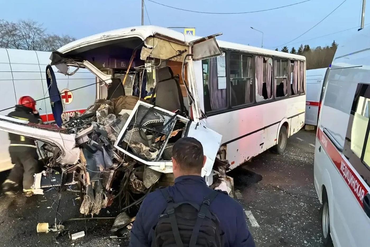 Два человека погибли в ДТП с участием автобуса в Ленинградской области