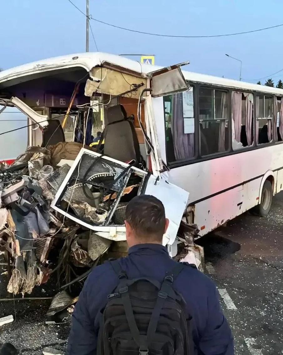 Два человека погибли в ДТП с участием автобуса в Ленинградской области. Жертвами аварии на перекрёстке трассы А-120 и региональной дороги 41К-023 стали два человека. Ещё несколько десятков получили травмы различной степени тяжести