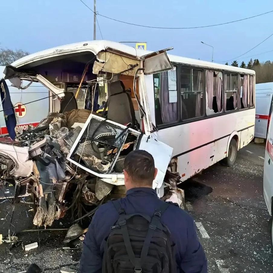 Два человека погибли в ДТП с участием автобуса в Ленинградской области. Жертвами аварии на перекрёстке трассы А-120 и региональной дороги 41К-023 стали два человека. Ещё несколько десятков получили травмы различной степени тяжести