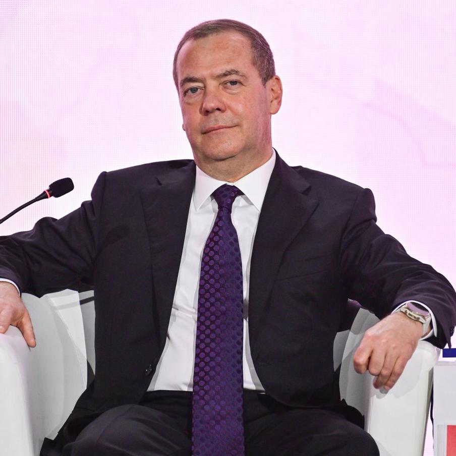 В России предложили зеркальный ответ новой схеме финансирования Украины. Заместитель председателя Совбеза России Дмитрий Медведев выступил с предложением о введении новых сборов на экспорт для Евросоюза для поддержки российского ВПК